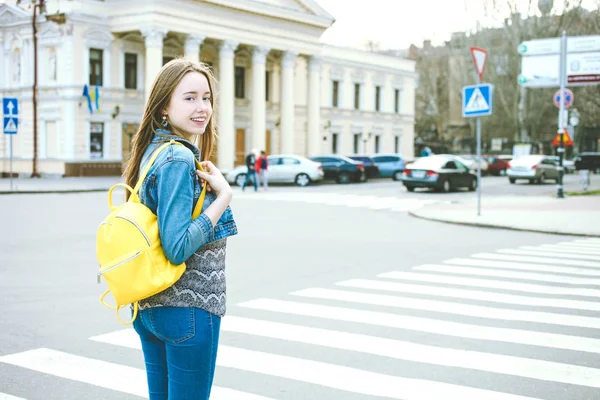 Dziewczyna z jasnym stylowym żółtym plecaku — Zdjęcie stockowe