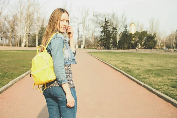 Lány fényes stílusos sárga hátizsák — Stock Fotó