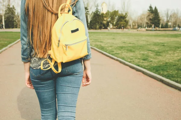 Dziewczyna z modnym jasnym żółtym plecaku — Zdjęcie stockowe