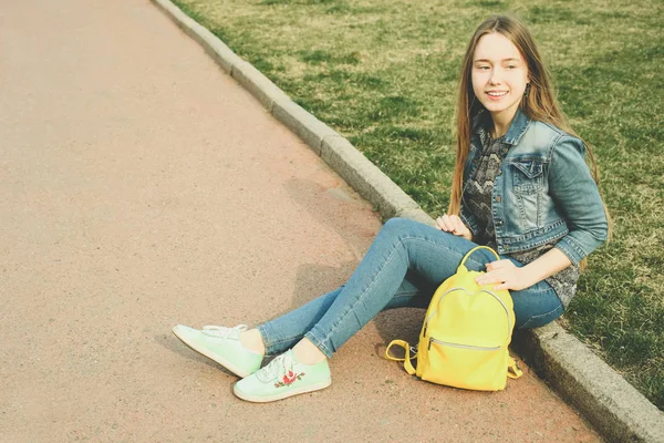 Menina com mochila amarela elegante brilhante — Fotografia de Stock