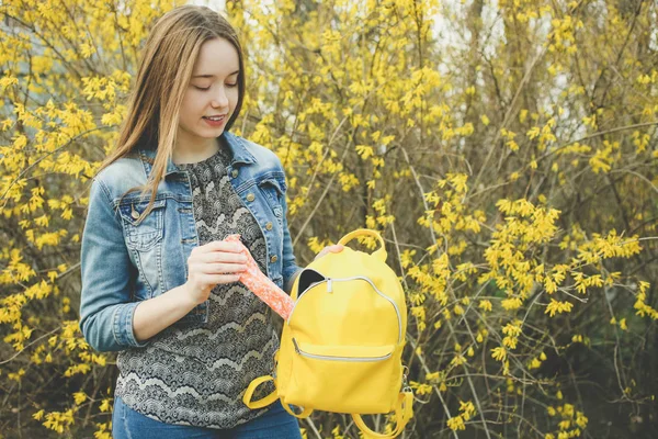 Chica con brillante mochila amarilla con estilo — Foto de Stock