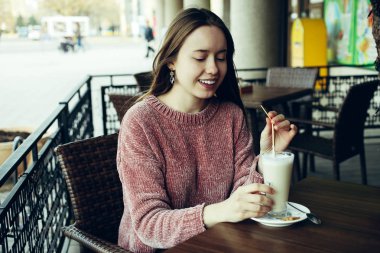 Kız içecekler kahve. 