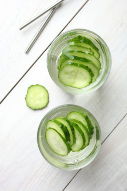  Cam salatalık ile su 