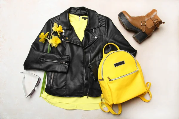 Vårkläder och gul ryggsäck — Stockfoto