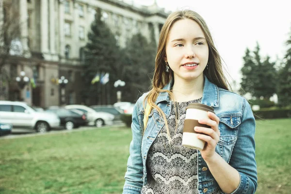 Chica bebe café de taza reutilizable — Foto de Stock