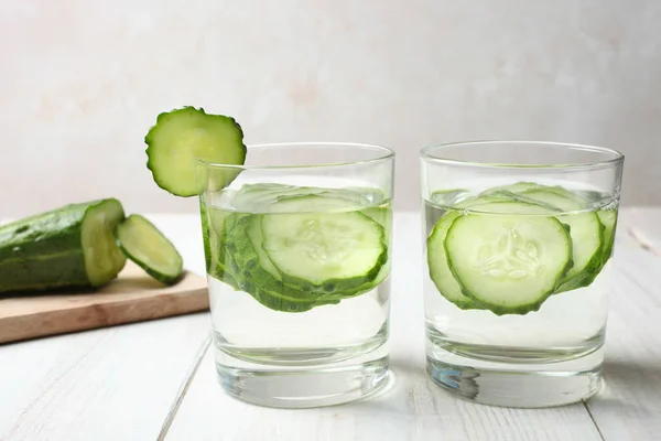 Agua con pepino en vidrio —  Fotos de Stock