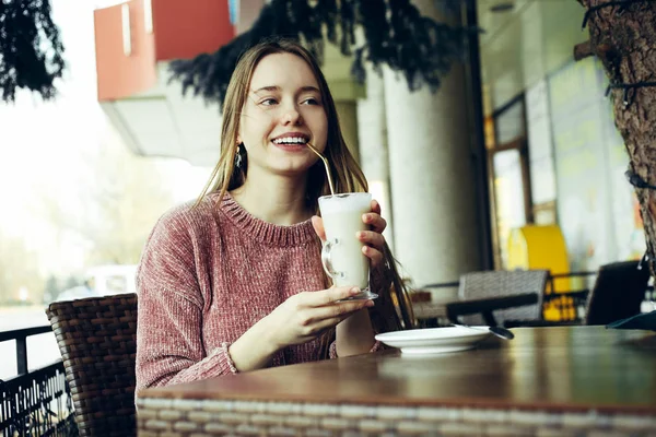 Chica bebe café . — Foto de Stock