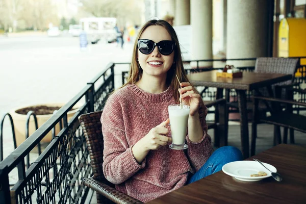 Hermosa Chica Caucásica Joven Gafas Sol Sienta Bebe Café Con — Foto de Stock