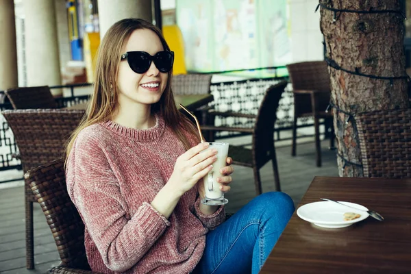 Hermosa Chica Caucásica Joven Gafas Sol Sienta Bebe Café Con — Foto de Stock