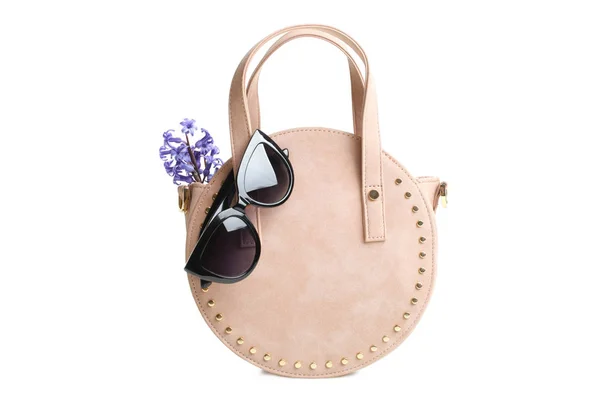 Στρογγυλή γυναικεία τσάντα, γυαλιά ηλίου και μπουκέτο λουλουδιών — Φωτογραφία Αρχείου