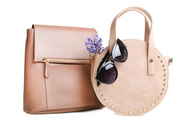 Bolsa redonda, mochila elegante, óculos de sol — Fotografia de Stock