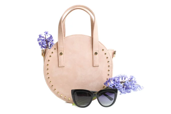 Kulaté ženské kabelky, sluneční brýle a kytice květin — Stock fotografie