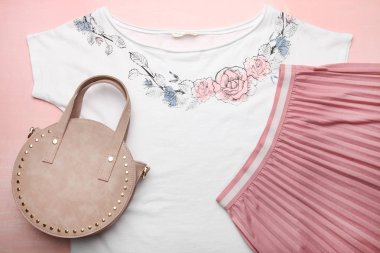  yuvarlak çanta, bahar etek ve T-shirt