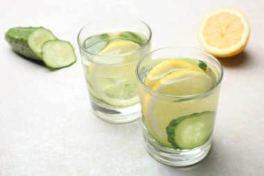 limon ve salatalık ile su bardağı