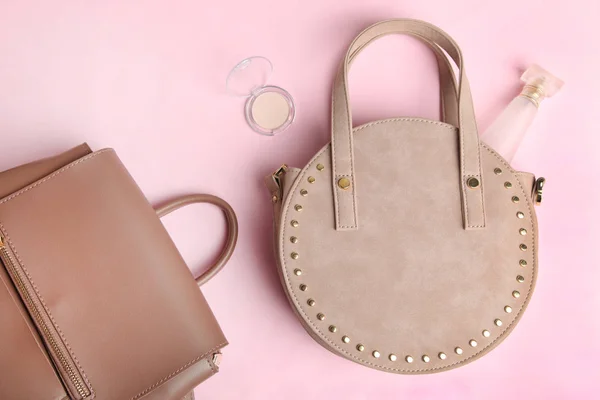 Bolso de mujer, mochila beige y cosméticos — Foto de Stock