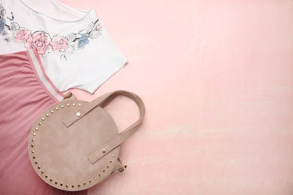 Rund handväska, vårkjol och T-shirt — Stockfoto