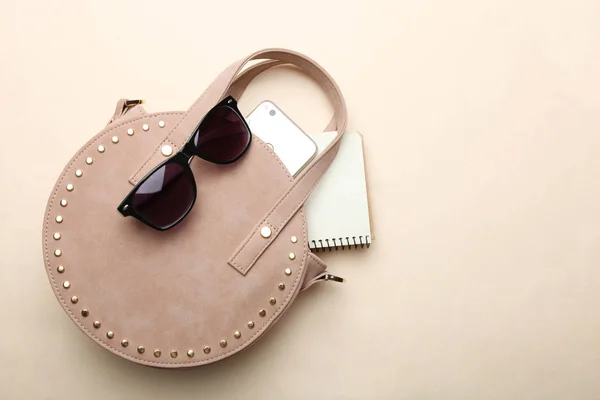 Bolso redondo de moda, smartphone y gafas de sol — Foto de Stock