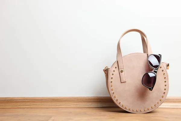 Bolso femenino redondo y gafas de sol — Foto de Stock