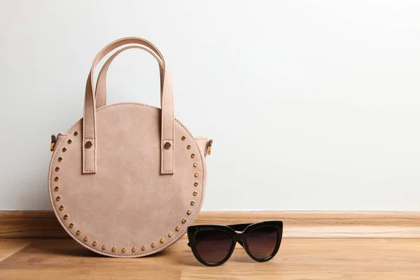Bolsa feminina redonda e óculos de sol — Fotografia de Stock