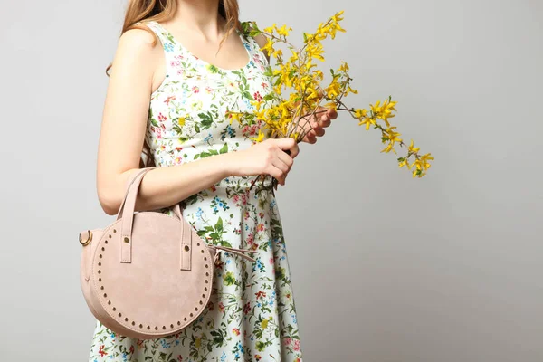 Vestido con estampado floral, con bolso redondo hermoso — Foto de Stock