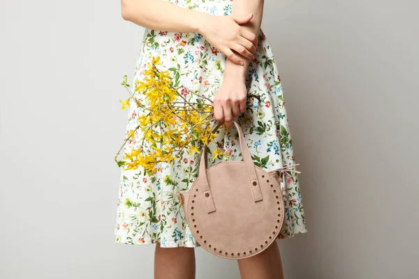 Vestido con estampado floral, con bolso redondo hermoso — Foto de Stock