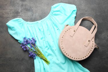 Şık yuvarlak çanta ve bahar giysileri.