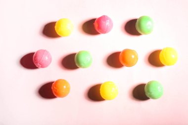 Çok renkli lezzetli yuvarlak şekerler 