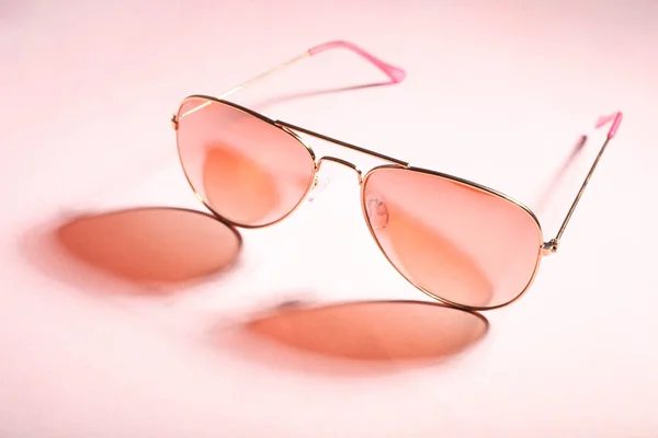 Κομψά γυαλιά ηλίου ροζ γυναικών — Φωτογραφία Αρχείου
