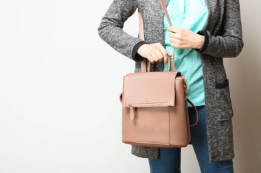 rahat rahat giysiler ve şık sırt çantası