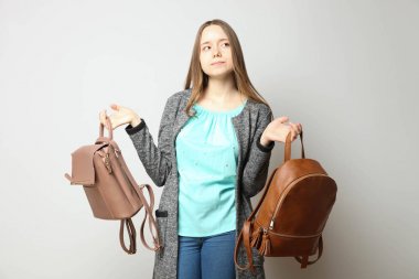 iki şık backpac ile klasik rahat giysiler öğrenci