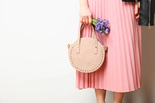 Menina Saia Elegante Bonita Com Jaqueta Couro Bolsa Feminina Redonda — Fotografia de Stock