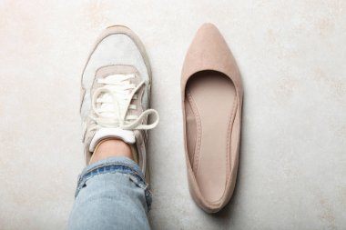 sportif spor ayakkabılar ve güzel zarif süet ayakkabı