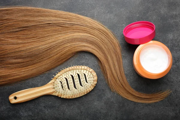 Жіноче волосся, маска для волосся та бамбукова щітка для волосся — стокове фото