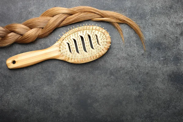 Волосся обплетене косичками та бамбуковою щіткою — стокове фото