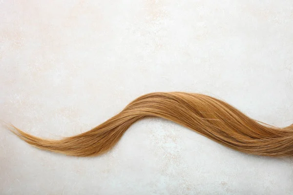 Bloqueio de cabelo castanho claro feminino — Fotografia de Stock