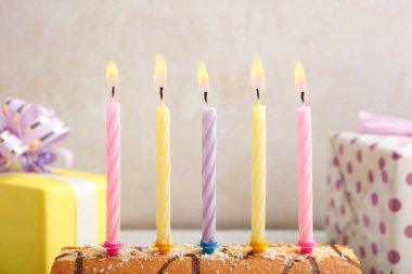 Çikolata tepesi ve şenlikli mumlar ile Tatlı rulo