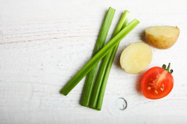 Haşlanmış genç patates, yeşil soğan ve kiraz domates 