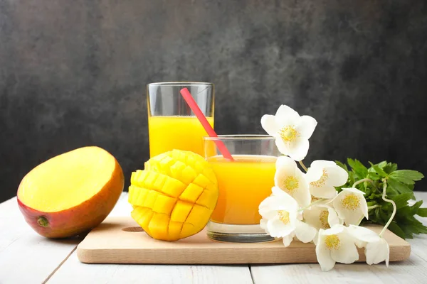 Reife saftige Mango — Stockfoto