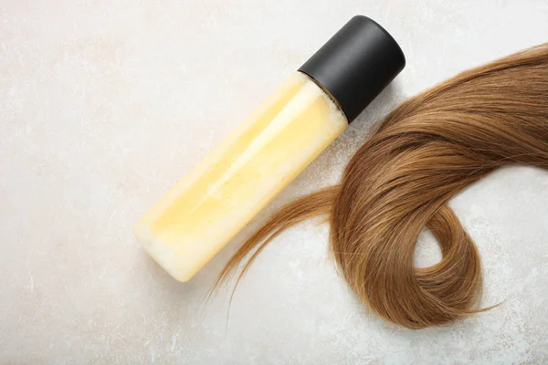 Cabelo castanho claro feminino e spray de cabelo — Fotografia de Stock