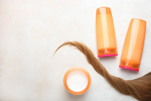 Cabello castaño claro femenino y conjunto de productos para el cuidado del cabello —  Fotos de Stock