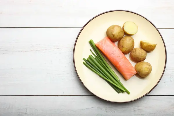 Patate giovani bollite con pesce rosso e cipolle verdi — Foto Stock