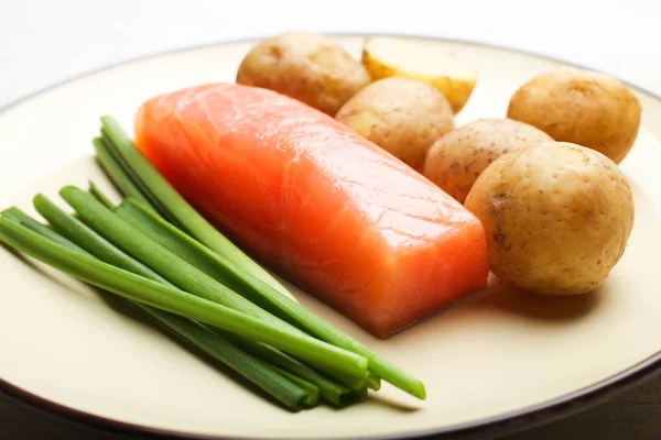 Варена молода картопля з червоною рибою та зеленою цибулею — стокове фото