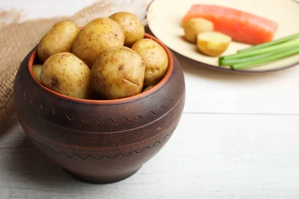Patatas cocidas con pescado rojo y cebolla verde —  Fotos de Stock