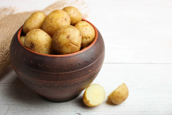 Ferveu batatas jovens — Fotografia de Stock