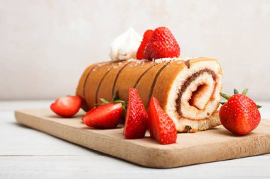  reçel, çikolata tepesi, çilek ve bezeler ile rulo