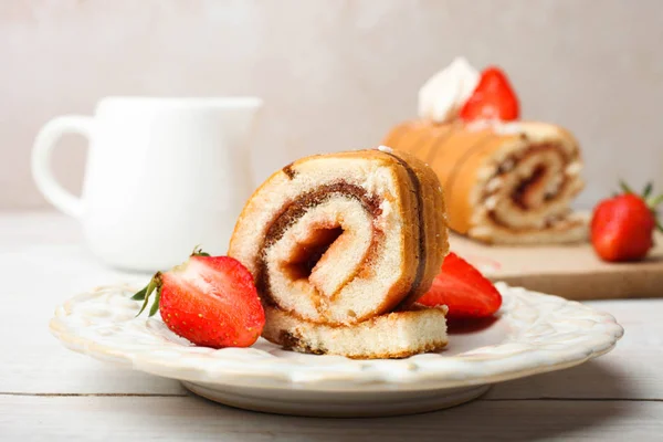 Süße Rolle mit Erdbeeren — Stockfoto