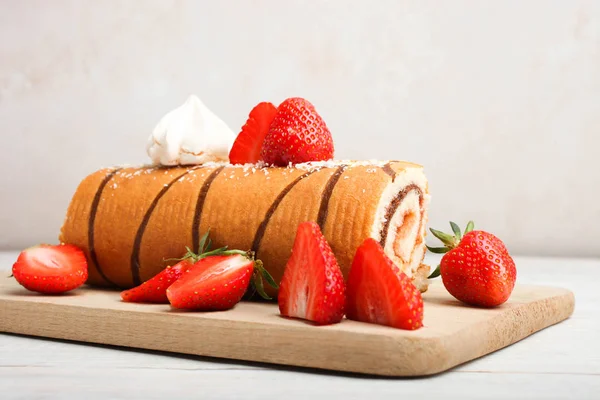 Roll with jam, chocolate topping, strawberries and meringues — Stock Photo, Image