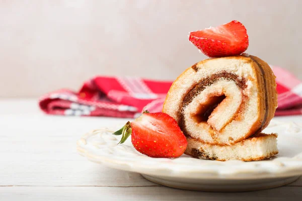 Scheibe süßes Brötchen mit Marmelade und Erdbeeren — Stockfoto