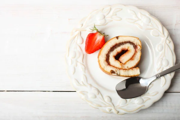 Scheibe süßes Brötchen mit Marmelade und Erdbeeren — Stockfoto