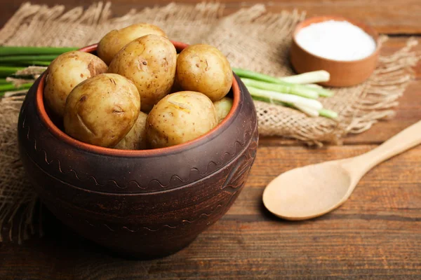 Batatas jovens fervidas com cebolas verdes e sal — Fotografia de Stock